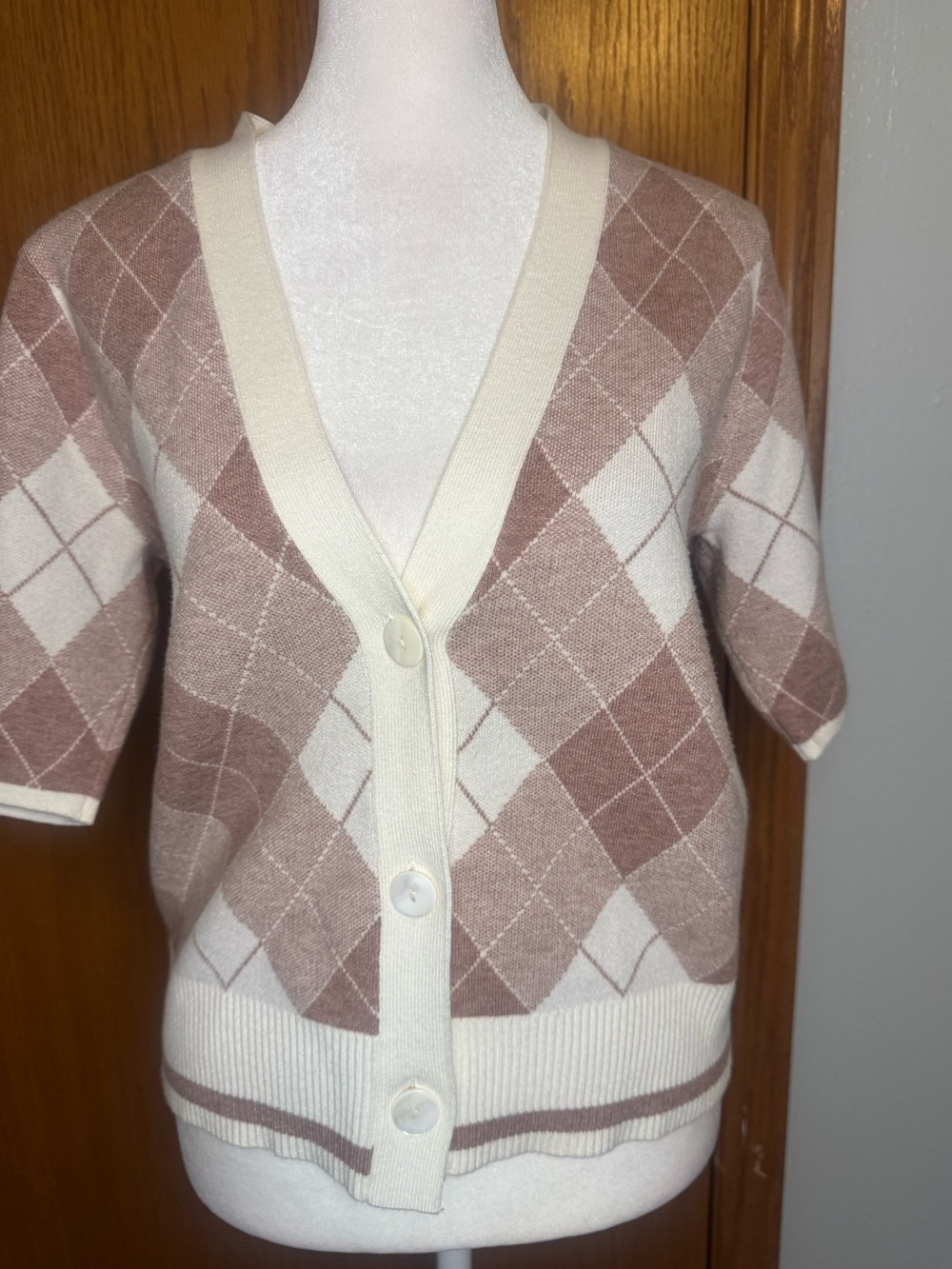 Sioni Argyle Short-Sleeve V-Neck Cardigan - Cream & Brown